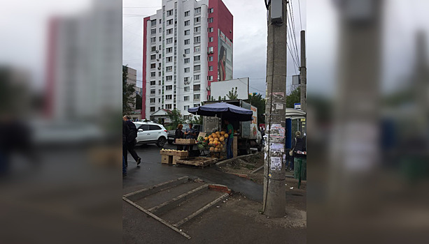 «Шум и вонь мешают жить»: самарцы пожаловались на стихийный рынок на Барбошиной поляне