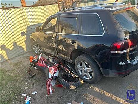 В Лопатино подростки на питбайке столкнулись с припаркованным автомобилем