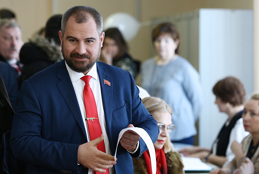Лидер партии «Коммунисты России» Максим Сурайкин проголосовал на избирательном участке 137 в Москве в воскресенье в 11.50 мск. Сюда он пришел с мамой.   