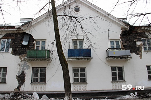 «Для нас это здание - часть семьи»: в Перми с жилого дома сыпятся кирпичи. Аварийным он не признан