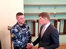 Губернатор наградил приморца, спасшего детей из горящей квартиры