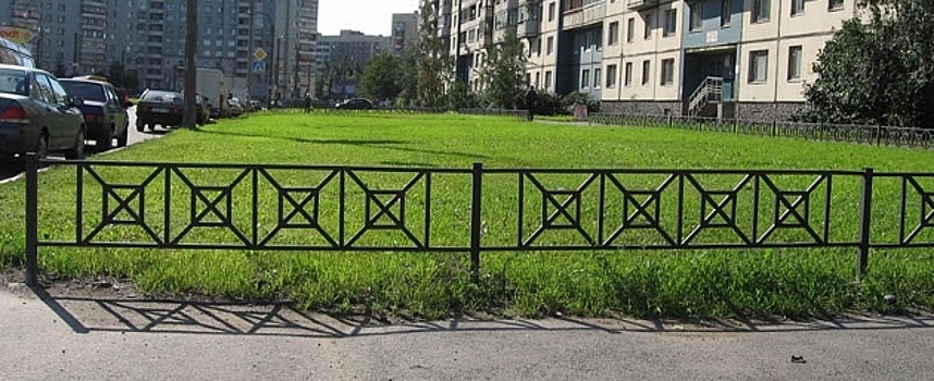 В Головинском районе города Москвы ведутся работы по восстановлению газонов