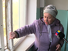 В подъезде дома в Луховицах свободно гуляет ветер – окна там не меняли со времен СССР
