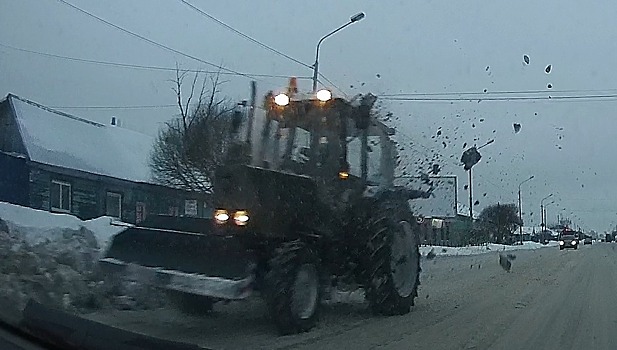 Омский тракторист разбил лобовое стекло встречного авто кусками снега