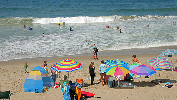 Туристы требуют у туроператора 500 тысяч рублей за сломанные зонтики на пляже