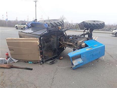 На самарской объездной дороге опрокинулся трактор