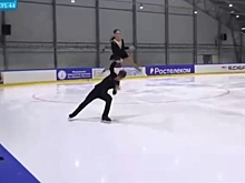 Российская фигуристка ударилась головой о лед после падения с поддержки