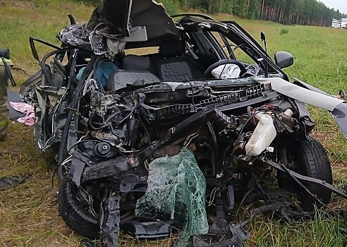 «Шкода» превратилась в груду металла после столкновения с грузовиком