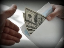Неофициальные доходы россиян снизились, но ненамного