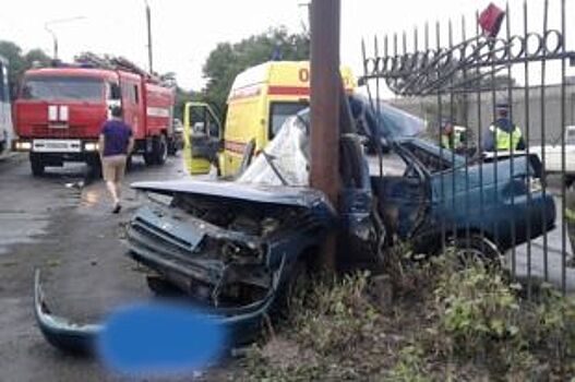 МЧС: В Новотроицке спасли водителя, застрявшего в машине в воротах