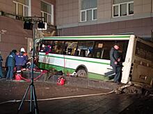 В Новгороде автобус протаранил стену университета