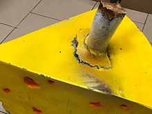 В Костроме полиция задержала вандала, оторвавшего рог корове у "Музея сыра"