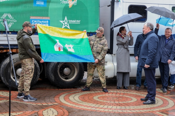 Мэр Екатеринбурга проводил грузовик в зону СВО: среди подарков бойцам — мотоциклы