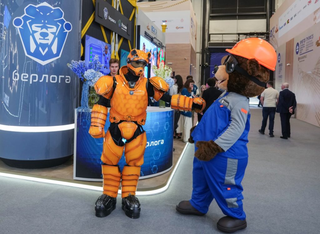 На ПМЭФ показали медведя-химика