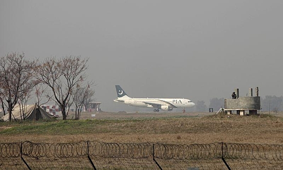 На месте крушения Airbus нашли живого младенца