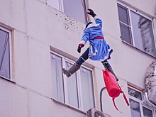 Сотрудники МЧС в костюмах Дедов Морозов поздравили юных пациентов НОДКБ