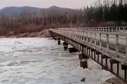 В российском регионе ввели режим ЧС из-за повреждения моста ледоколом