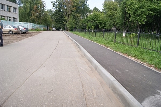 Новый тротуар появился у школы №44 в Советском районе