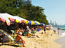 Российские туристы заполнили пляжи Паттайи