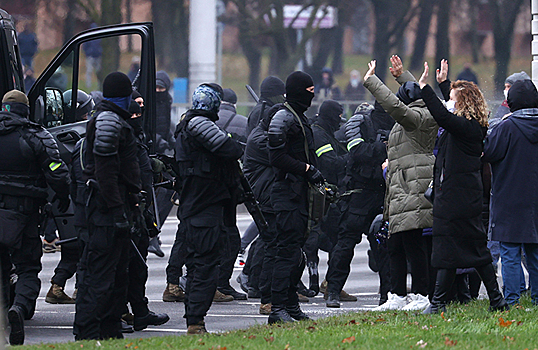 Слезоточивый газ и светошумовые гранаты. Как прошел очередной день протестов в Минске