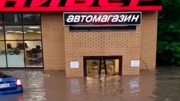 Очевидцы сняли на видео затопление магазина в Рязани