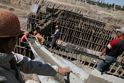 Количество трудовых мигрантов из Кыргызстана в России растет