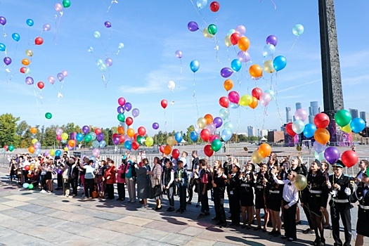 Московские школьники отпустили в небо «голубей мира»