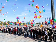 Московские школьники отпустили в небо «голубей мира»