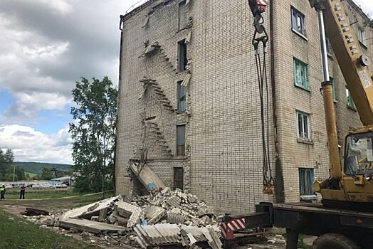 «Сверху летят кирпичи»: жители Прогресса пожаловались на разбор аварийного здания
