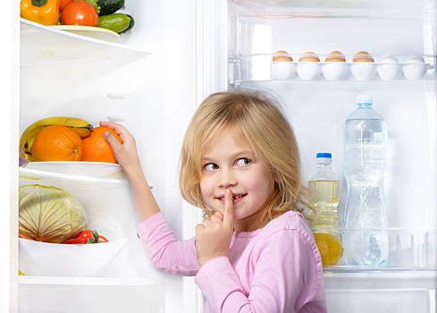 Скрытая камера: малыши ловко открывают холодильник