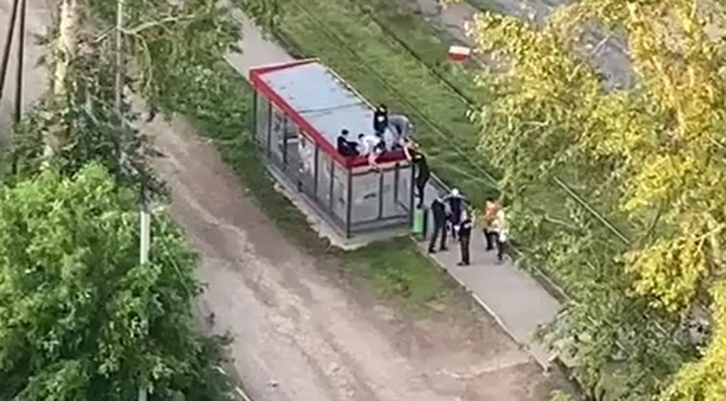 В Ижевске группа подростков устроила танцы на крыше остановки