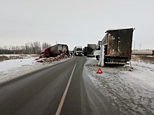 Трассу под Новосибирском засыпало коробками с бытовой техникой