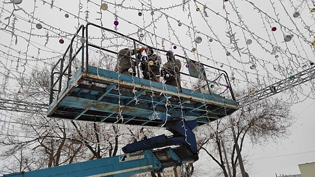 На ул. Советской в Оренбурге со «Звездного неба» снимают новогодние игрушки