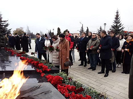 В Курске возложили цветы в День неизвестного солдата