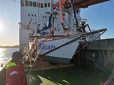 Яхта "Сибирь" продолжит путешествие на судне "Академик Трёшников"