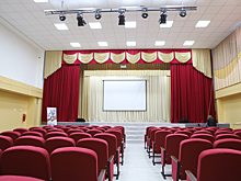 Мэр Руслан Болотов: Новые кресла, световое и звуковое оборудование появились в актовом зале школы № 77 благодаря конкурсу инициативных проектов «Есть решение»