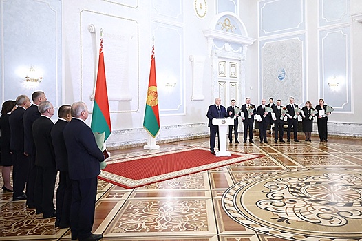 Лукашенко наградил орденами видных юристов страны