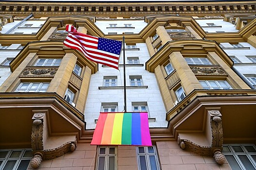 Толстой просит дать правовую оценку вывешиванию флага ЛГБТ посольствами в Москве
