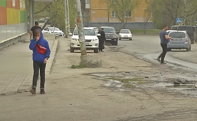 Вонь из канализации накрыла улицу Объединения в Новосибирске