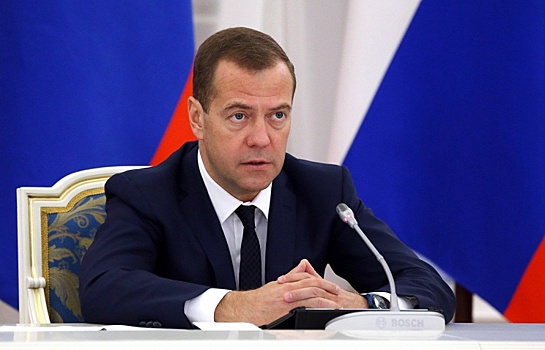 Медведев призвал менять пенсионный возраст