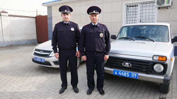 В Карачаево-Черкесии полицейские спасли из охваченного пламенем дома мужчину