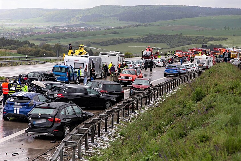 Более 50 автомобилей столкнулись в воскресенье между городами Зуль и Майнингем.
