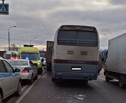 Грузовик насмерть сбил женщину после столкновения с автобусом