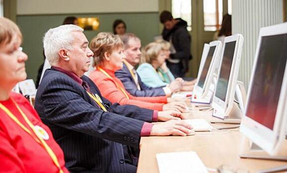 Экономист объяснил падение зарплат россиян старше 40 лет