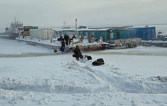 На севере Якутии экипаж двух судов эвакуировали в поселок Тикси