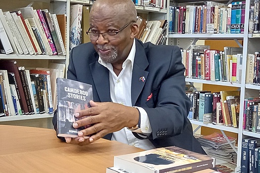 Подарок от ндабазабанту: Посол ЮАР передал екатеринбургской библиотеке свои книги