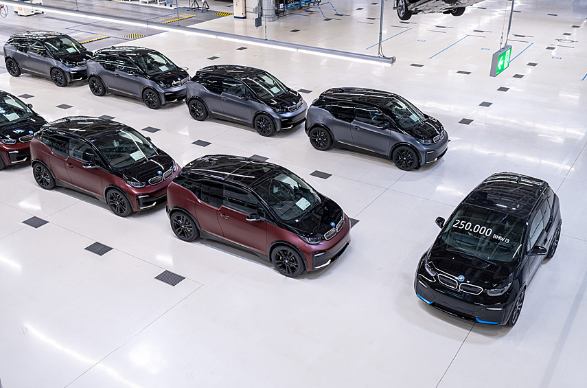 В комплектацию вошли 20-дюймовые колёса, стеклянная крыша, адаптивные диодные фары, обилие электронных помощников и кожаная отделка интерьера. За производством каждой машины мог наблюдать её будущий владелец