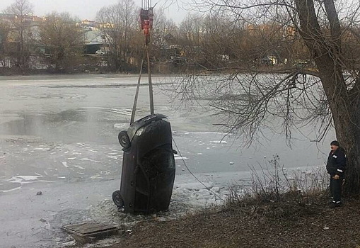 В Пензе водолазы вытащили скатившуюся в реку «Калину»
