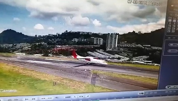 Пассажирский лайнер стукнулся хвостом об полосу во время посадки. Видео