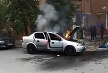 На севере Волгограда загорелась иномарка: видео